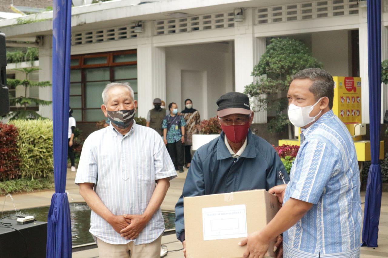 Kolaborasi Pemkot Bandung dan Yayasan Pemuda Peduli Bagikan Paket Sembako
