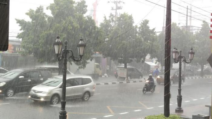 Masuki Musim Hujan, Masyarakat Berhati-Hati Saat Berkendara