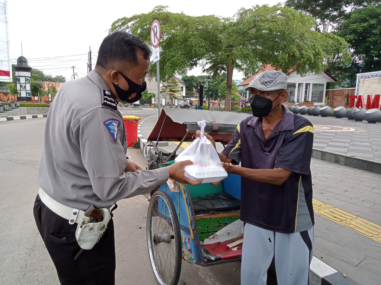 Ops Keselamatan Lodaya 2022, Polisi  Bagikan Makanan