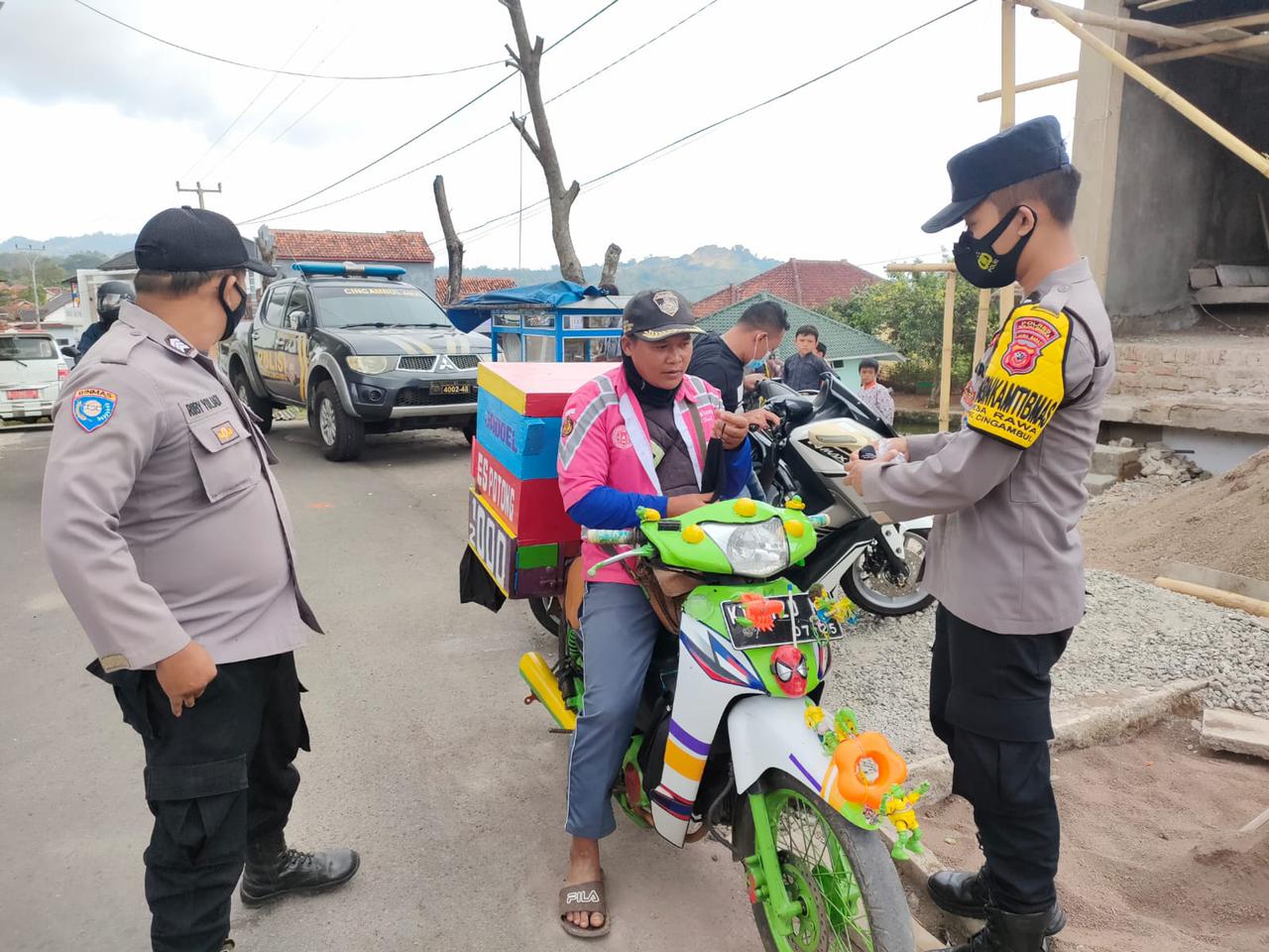 Cegah Penyebaran Corona, Polisi  Berikan Masker dan Himbauan Prokes