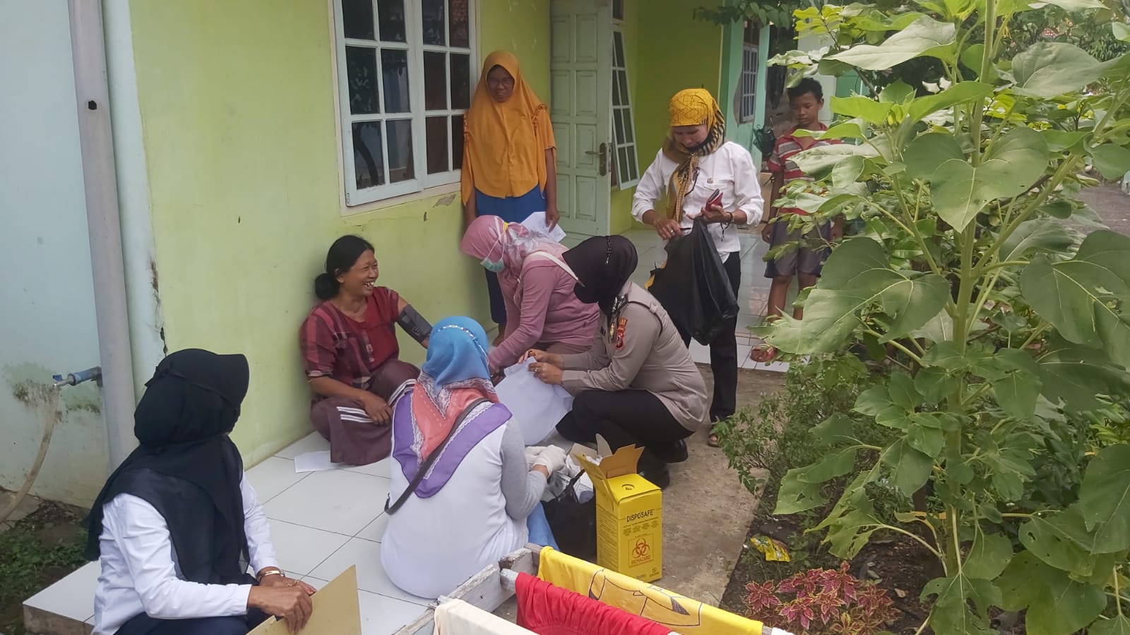 Percepat Vaksinasi, Polisi Dampingi Nakes Vaksinasi Door to Door