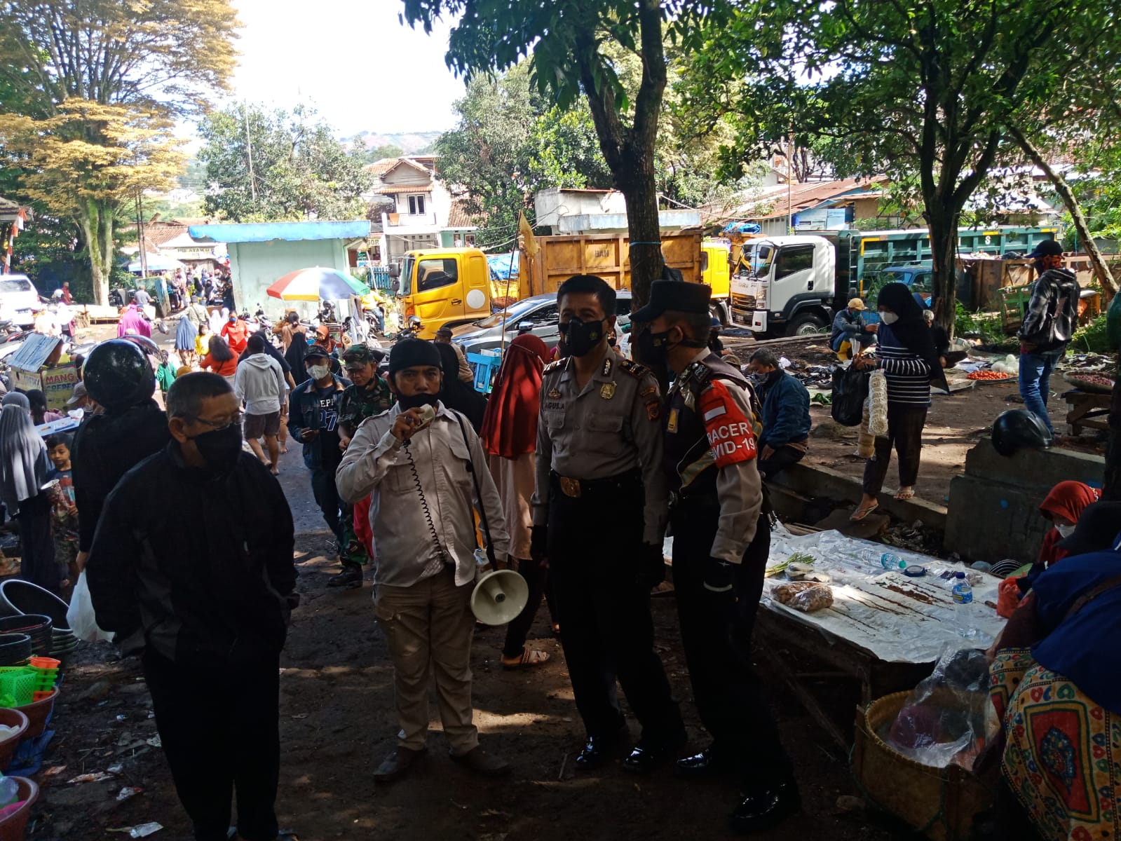 Polisi  Ajak Pengunjung dan Pedagang Pasar Tumpah Untuk Divaksin