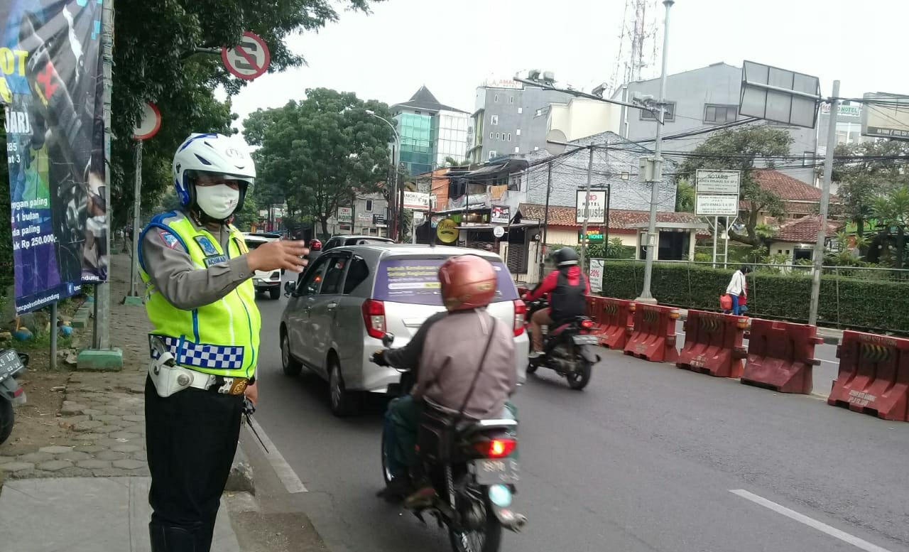 Polisi Atur Pengendara Antisipasi Kepadatan Lalu Lintas