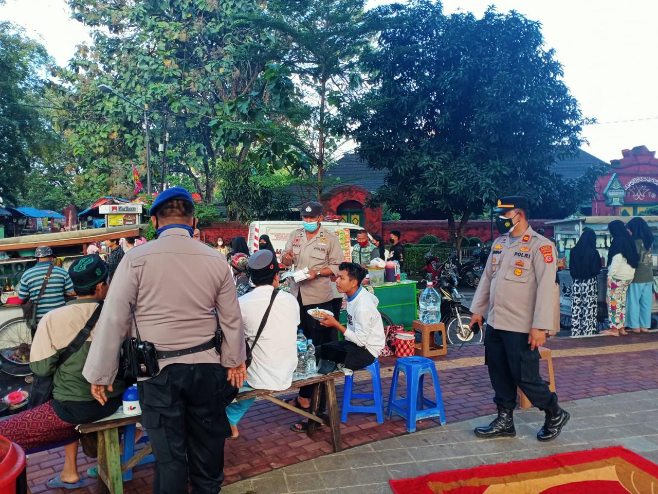 Polisi Awasi Prokes Warga yang Sedang Beraktivitas di Alun-alun Kasepuhan