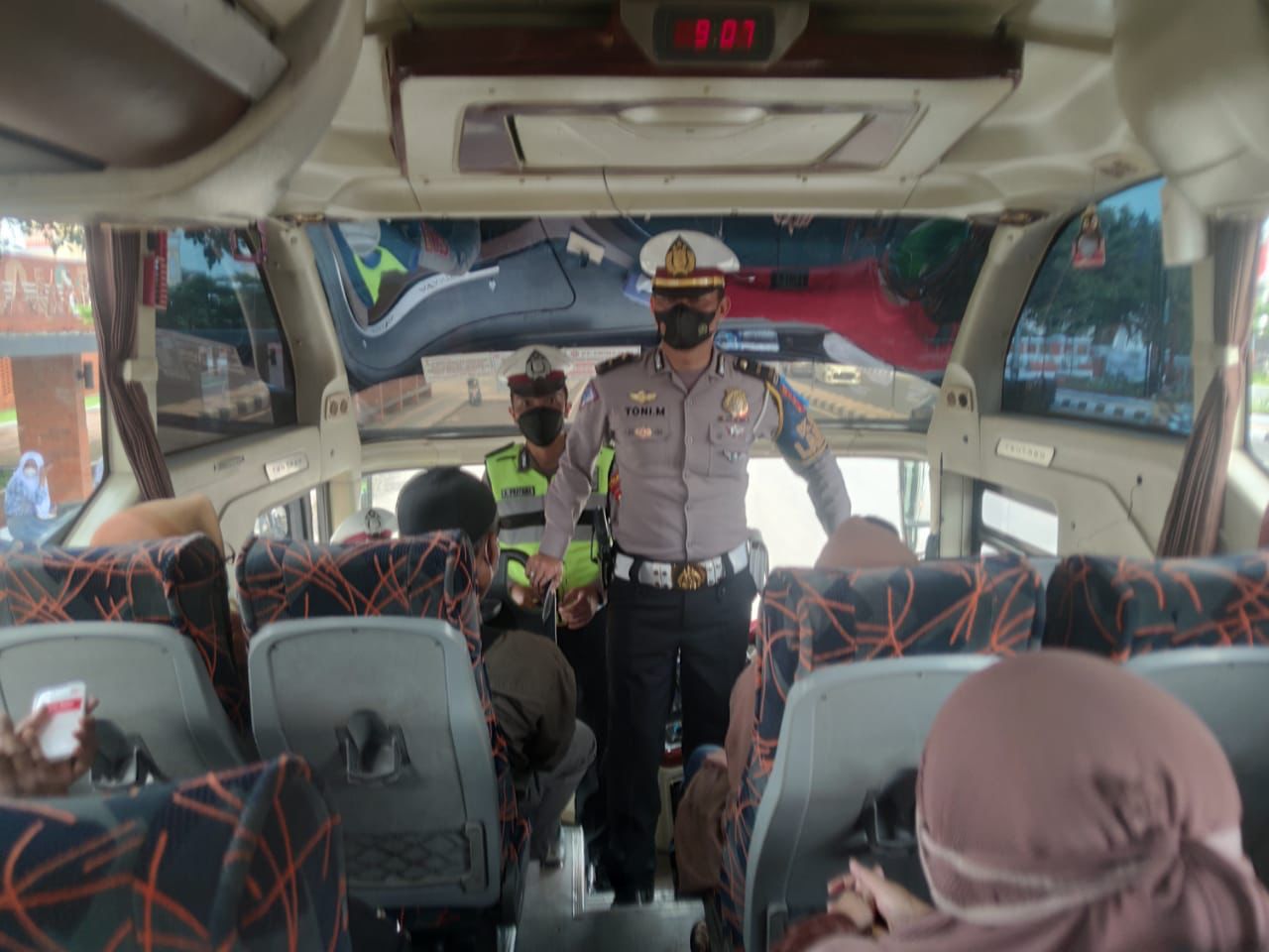 Polisi  Sosialisasi Kepada  Penumpang Bus dan Angkutan Umum