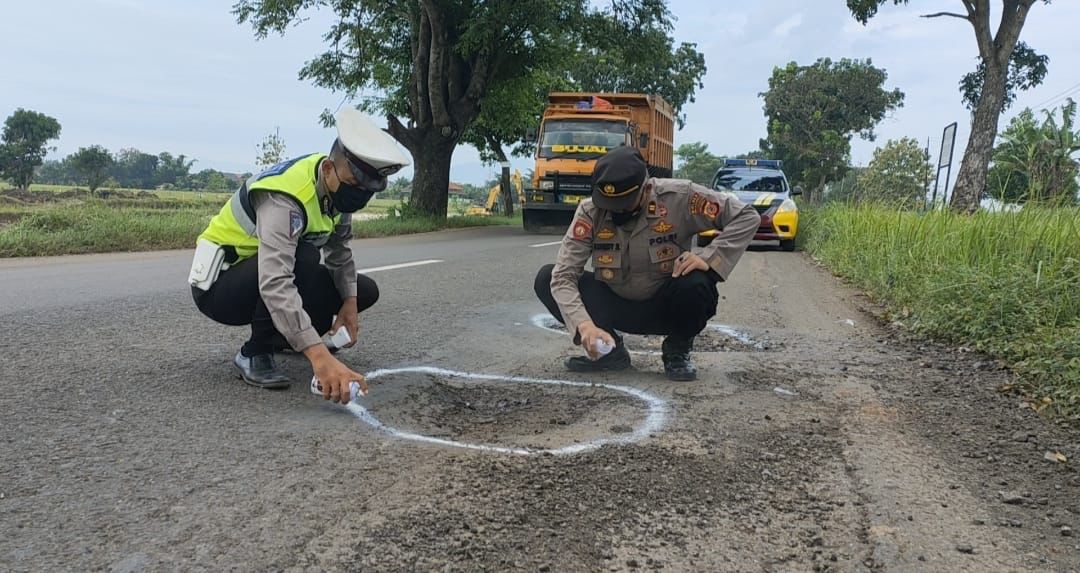 Polisi Tandai Lubang Jalan Cegah Laka Lantas