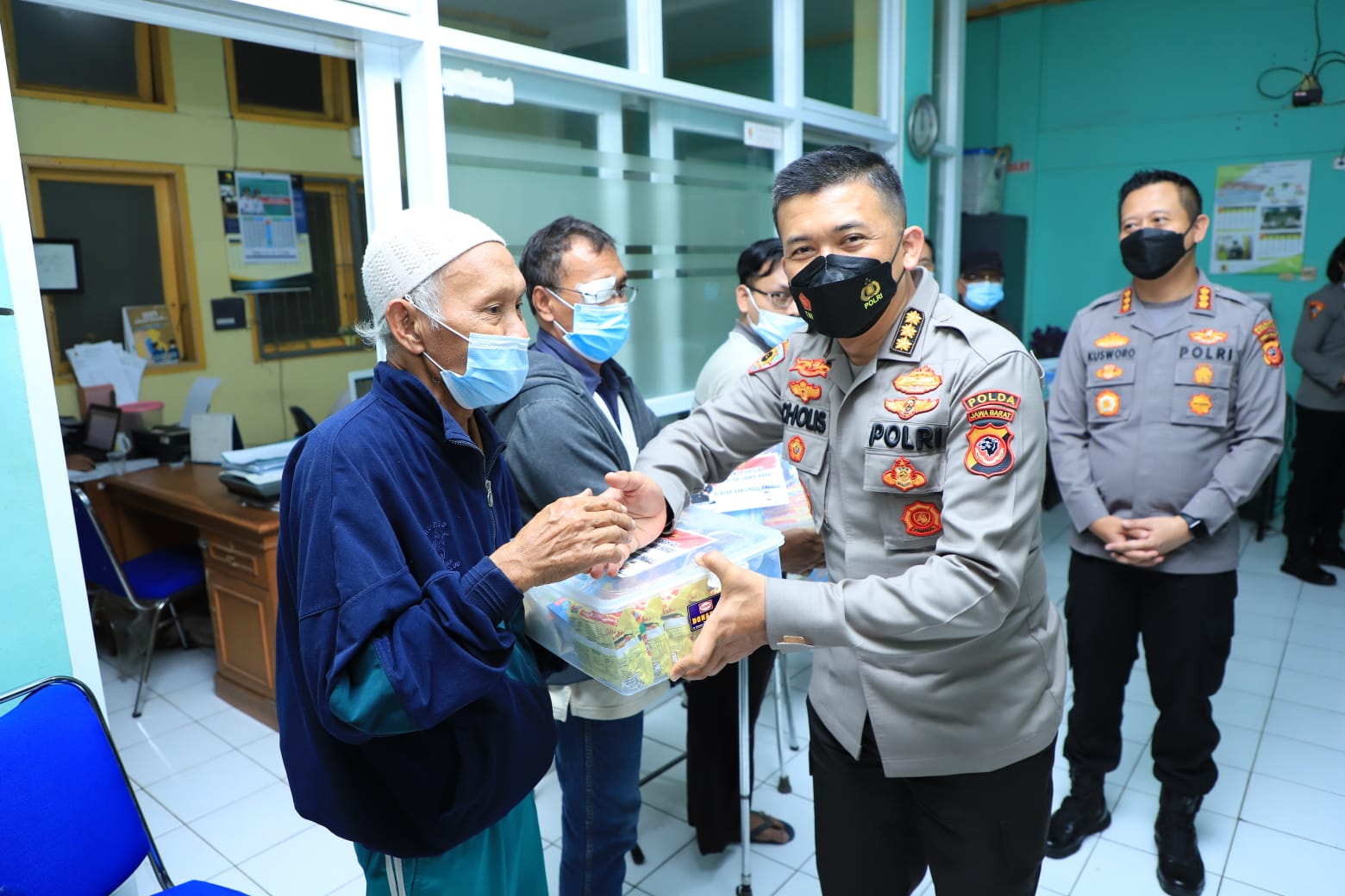 Polisi Tinjau Vasinasi dan Beri Bantuan Sosial pada Lansia Serta Disabilitas