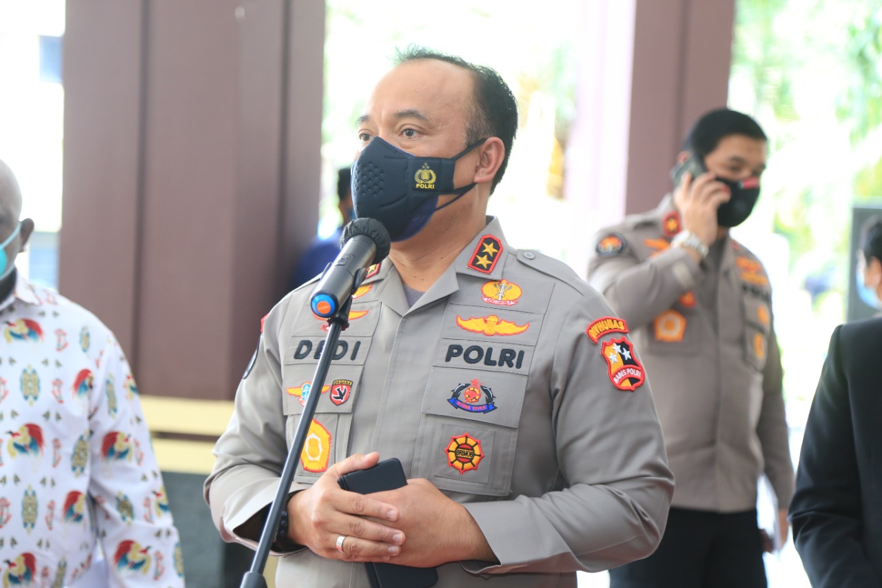 Satgas Damai Cartenz Kirim Bantuan Bibit Babi ke Warga Yahukimo