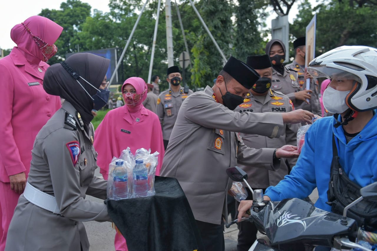 Bagi Takjil Kapolda Bersama Ketua Bhayangkari