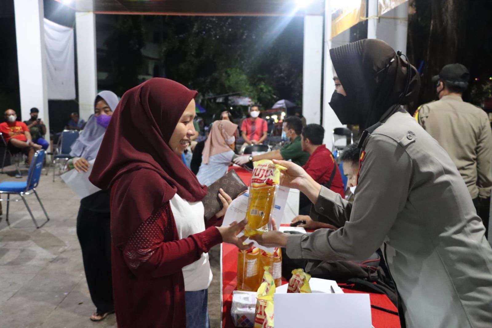 Gebyar Vaksinasi Booster, Polisi Bagi Minyak Goreng