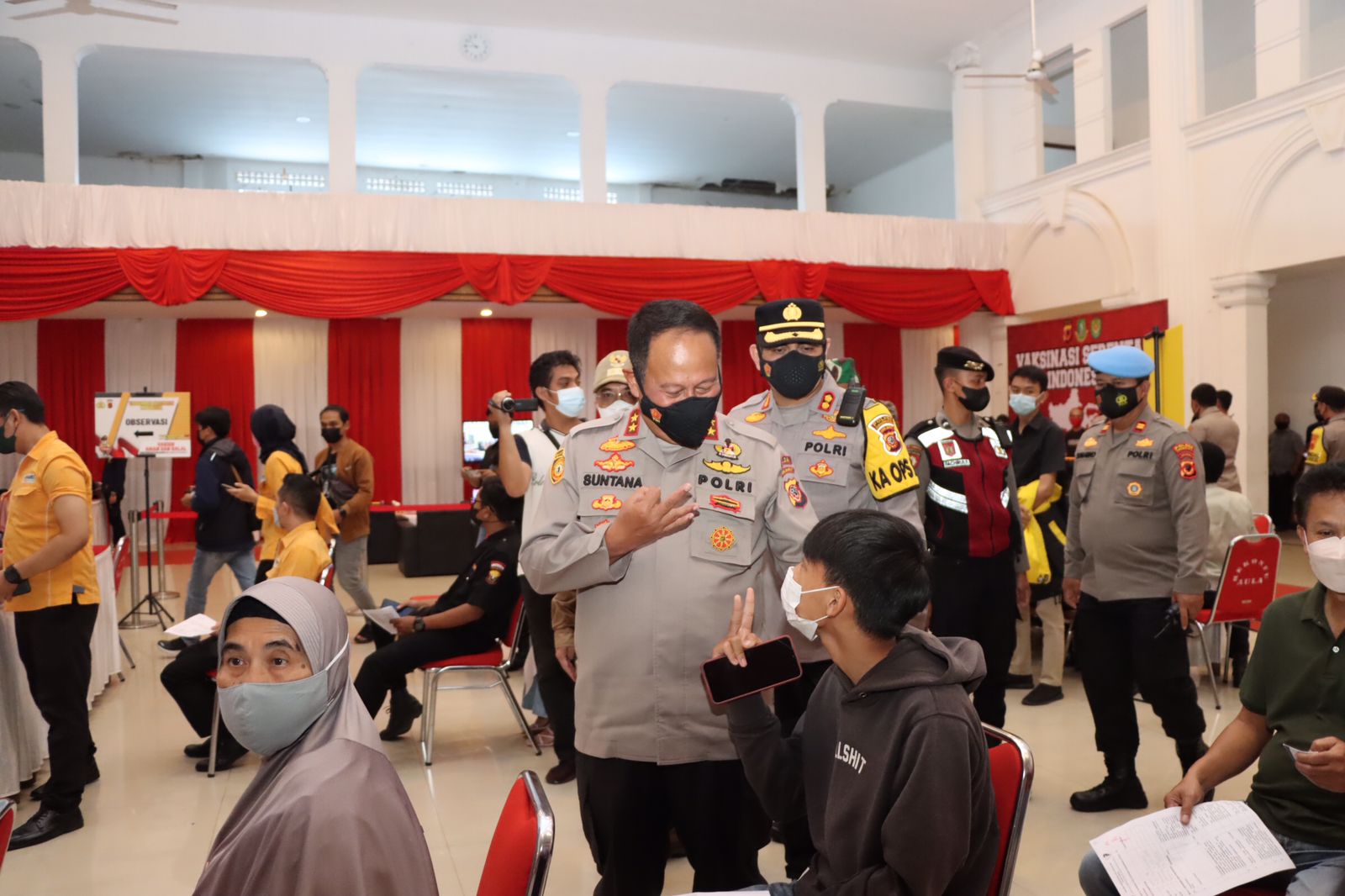 Kapolda Jabar Tinjau Kegiatan Vaksinasi di Sukabumi