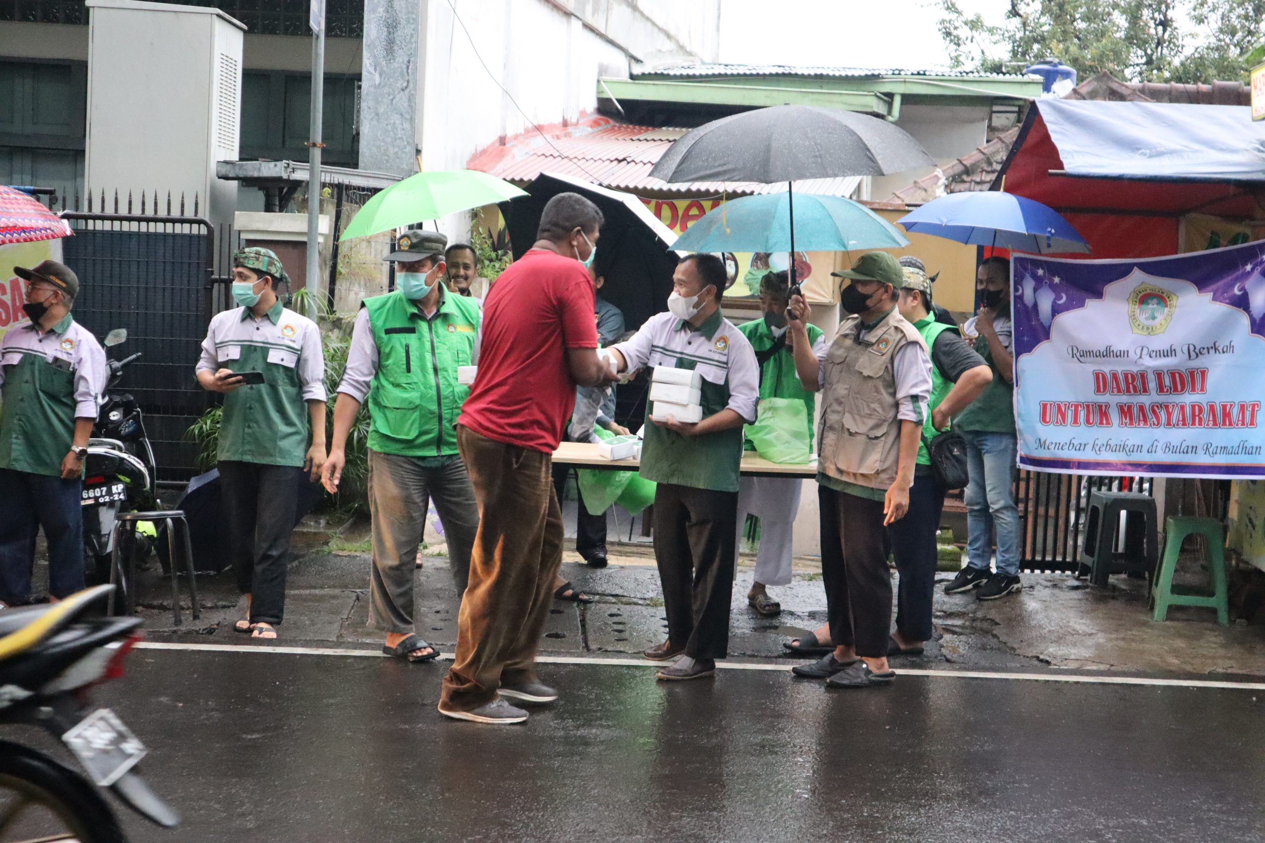 LDII Kota Bandung Serentak Bagikan 1800 Takjil Gratis