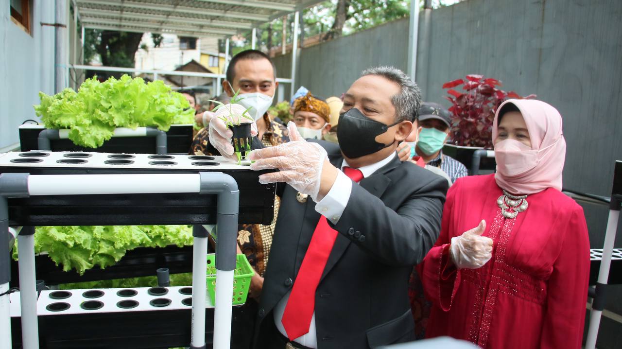 Peringati Hari Kartini, Warga Panen Sayuran Smart Watering Unpad