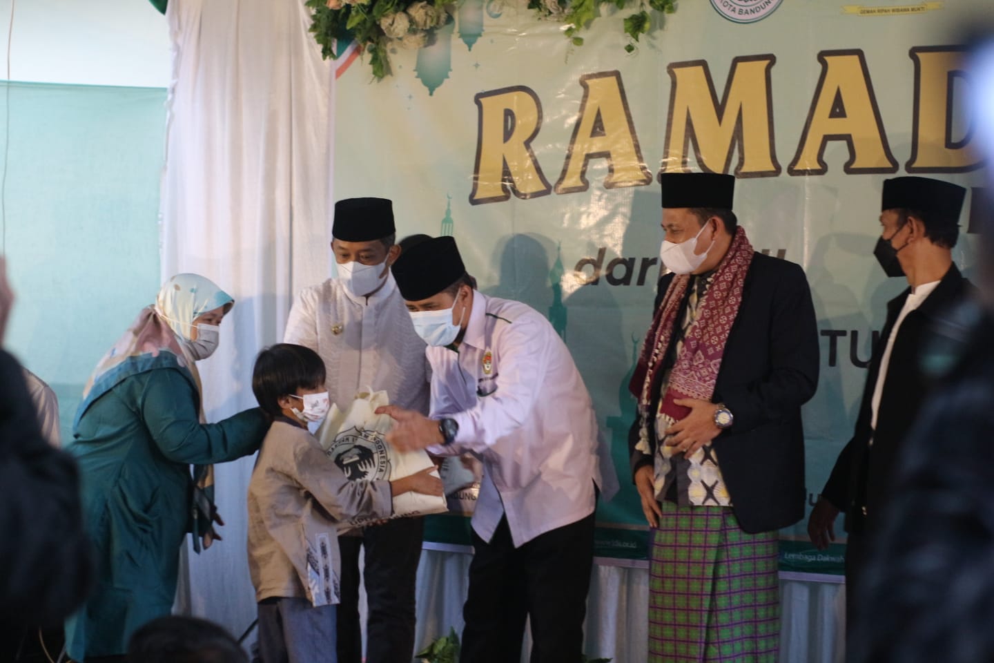 Plt Walikota Bandung Hadiri Penyerahan Baksos LDII Kota Bandung
