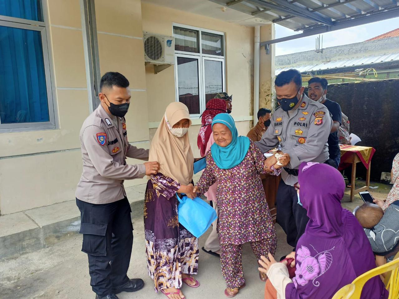 Polisi Awasi Pembagian Kartu Bantuan Langsung Tunai (BLT)