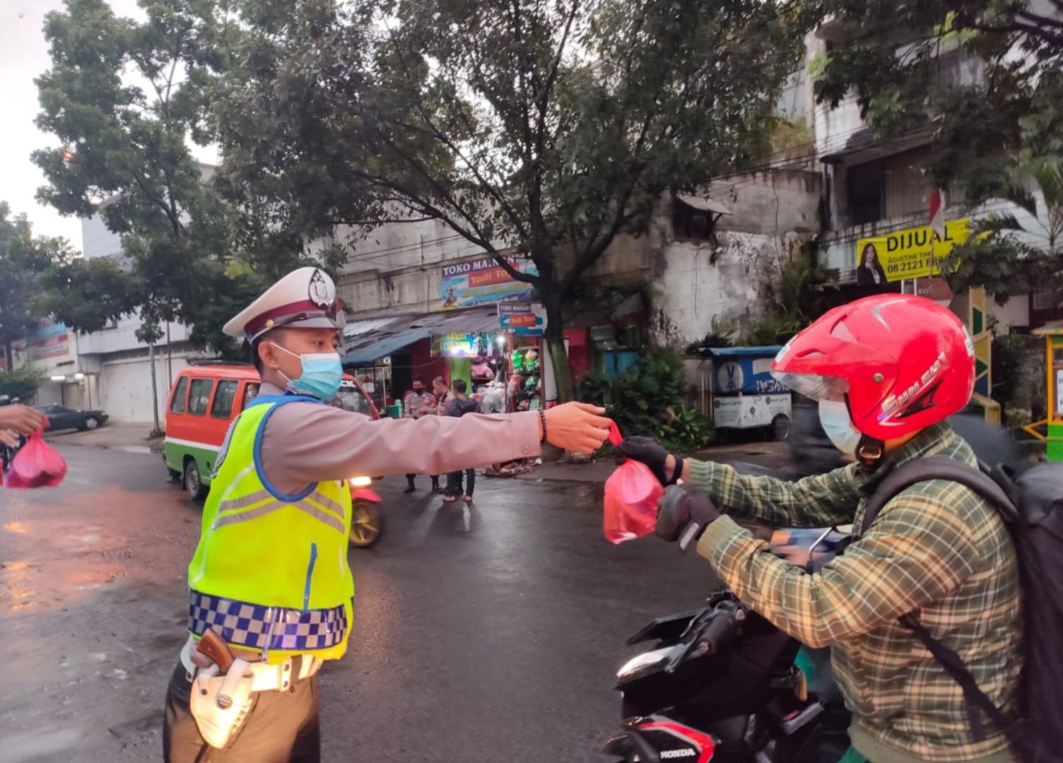 Polisi Bagi-bagi Ta'jil pada Pengguna Jalan