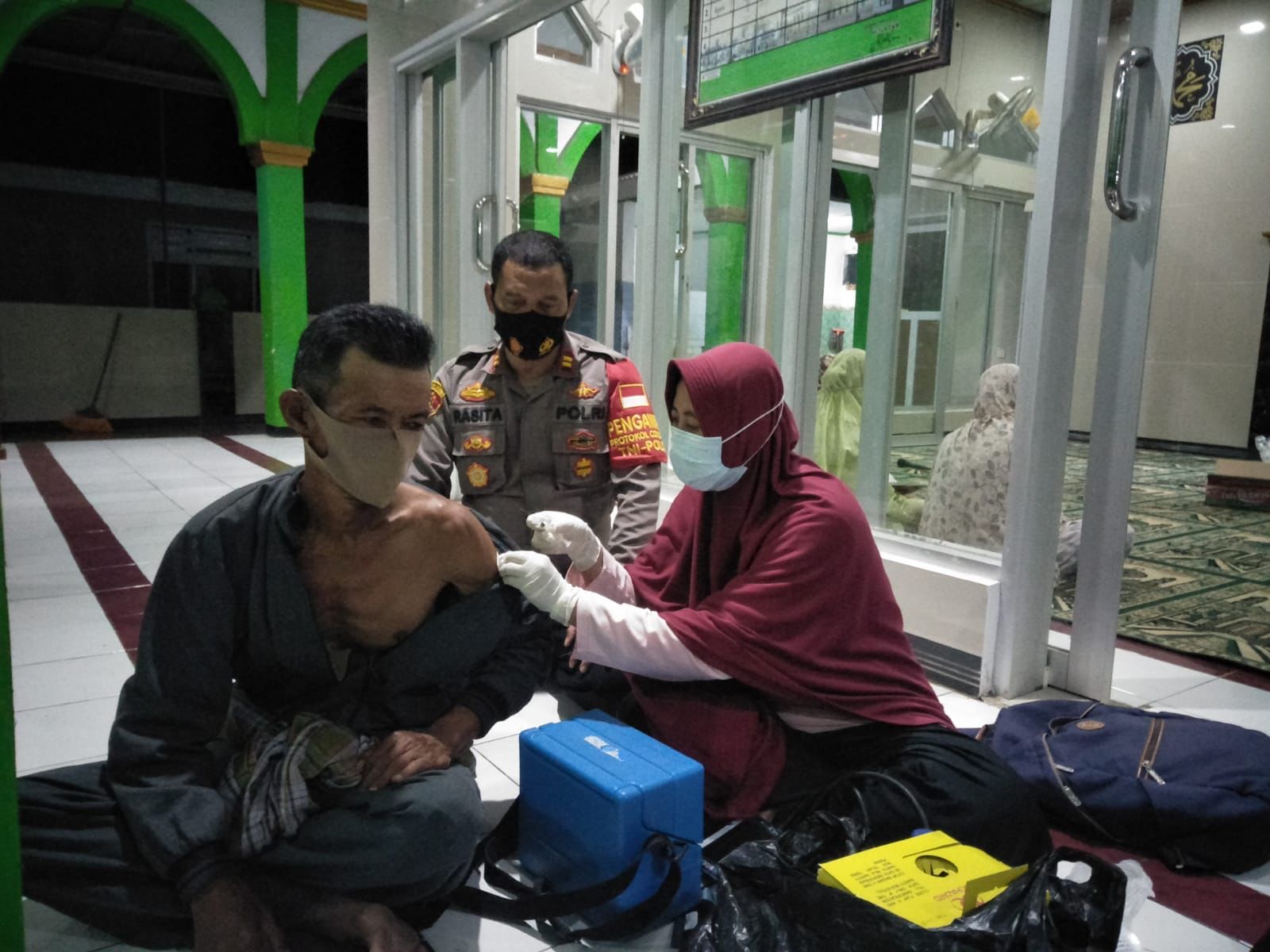 Polisi Gelar Vaksinasi Malam Selepas Shalat Tarawih