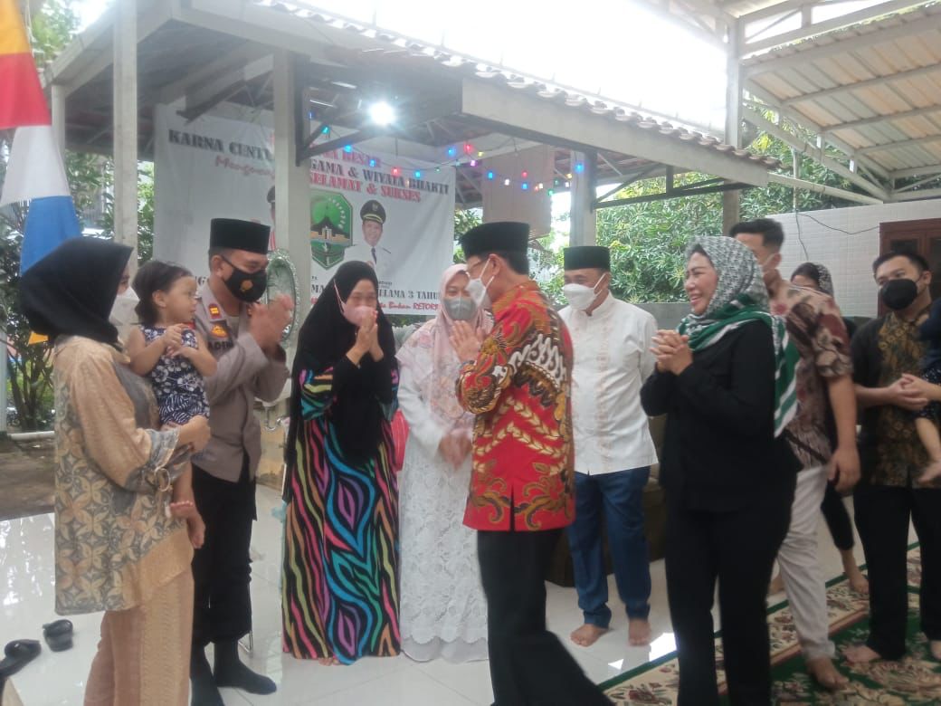 Polisi dan Bupati Majalengka Pemberian Sembako