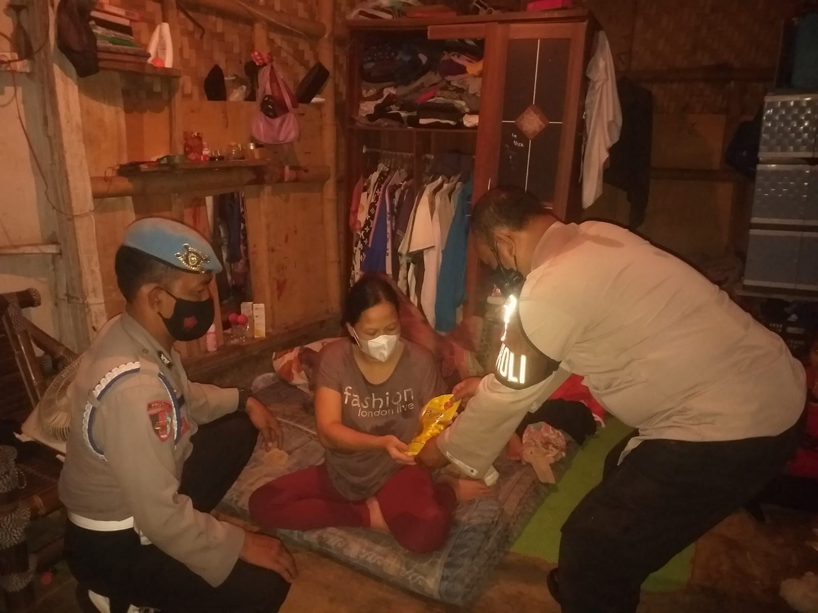 Unik, Polisi Bangunkan Sahur dan Berbagi Minyak Goreng