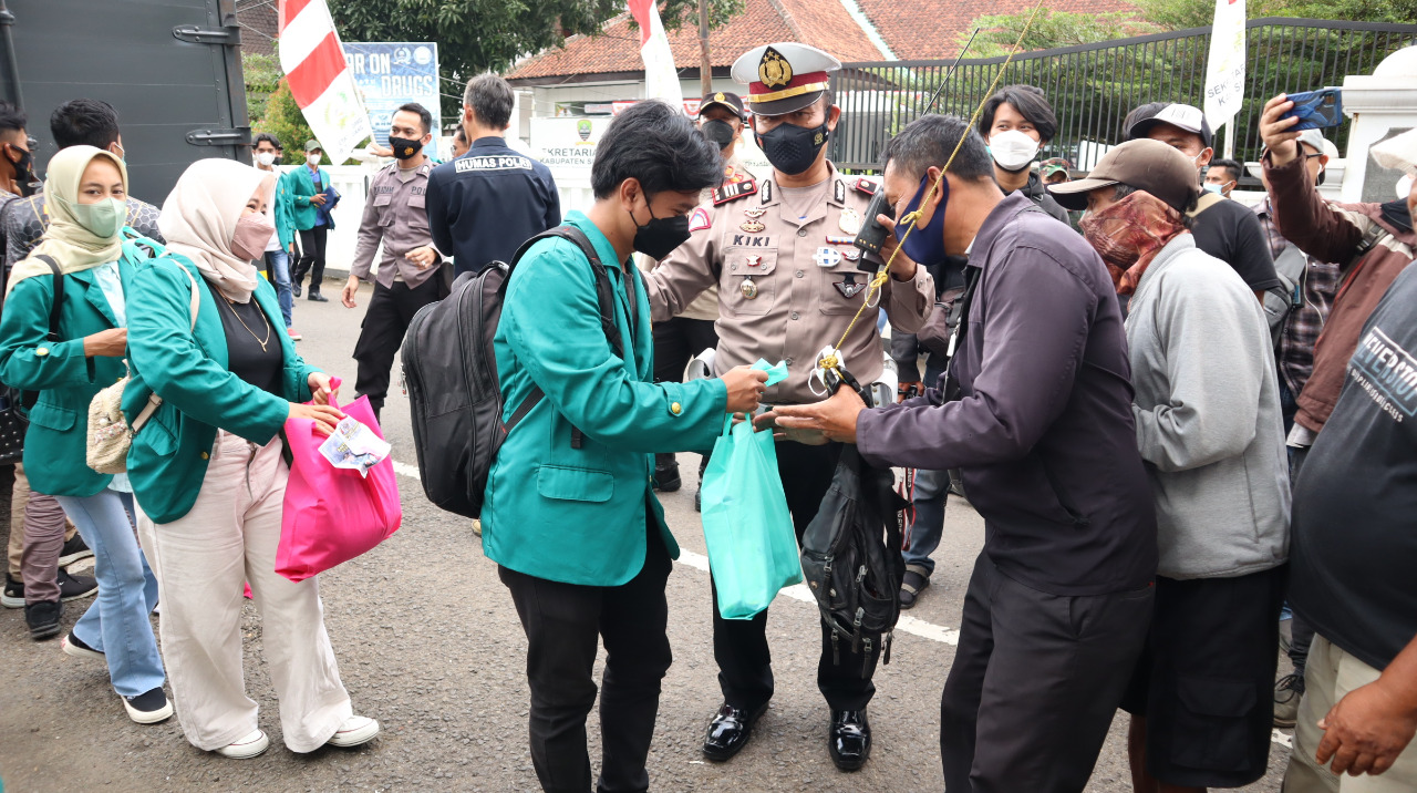 Usai Demo Mahasiswa Bagikan Sembako