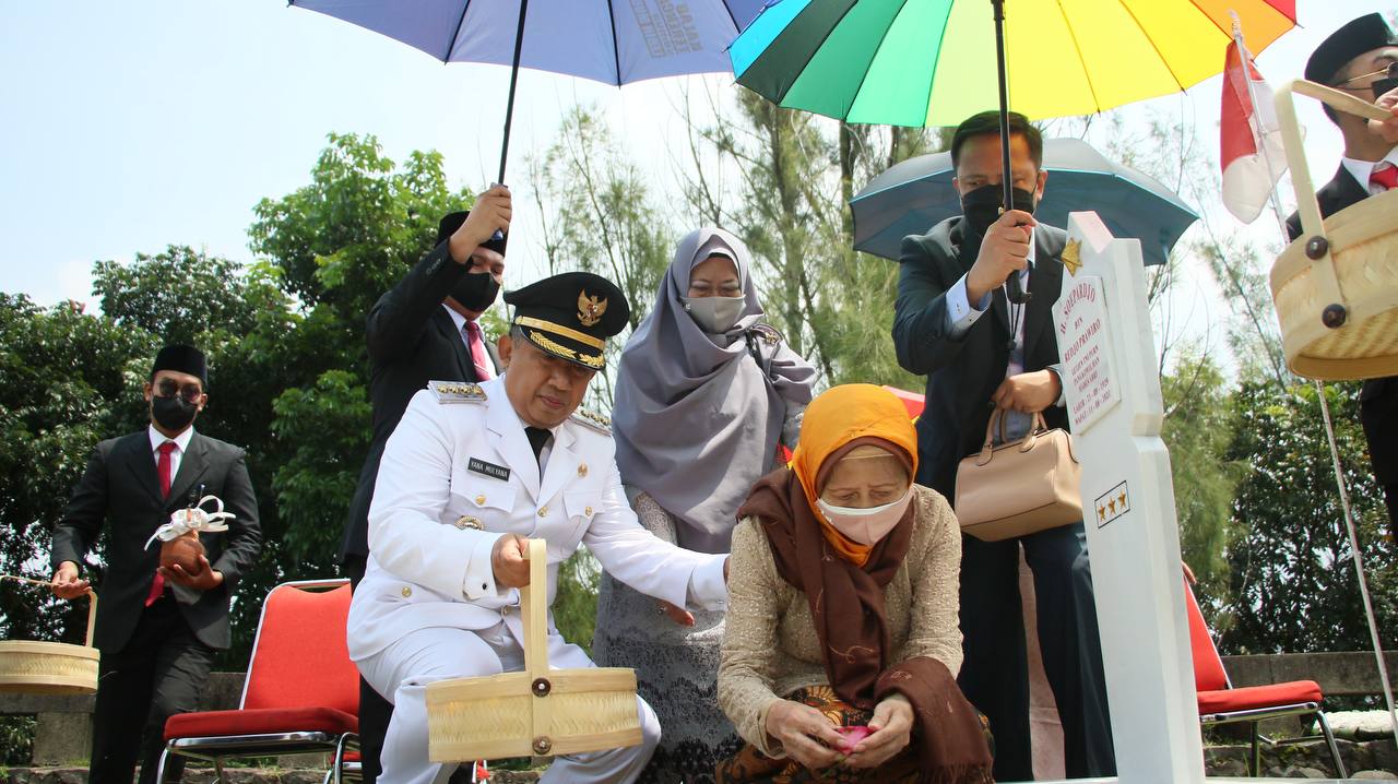 Usai Dilantik, Yana Langsung Ziarah ke Makam Sang Ayah