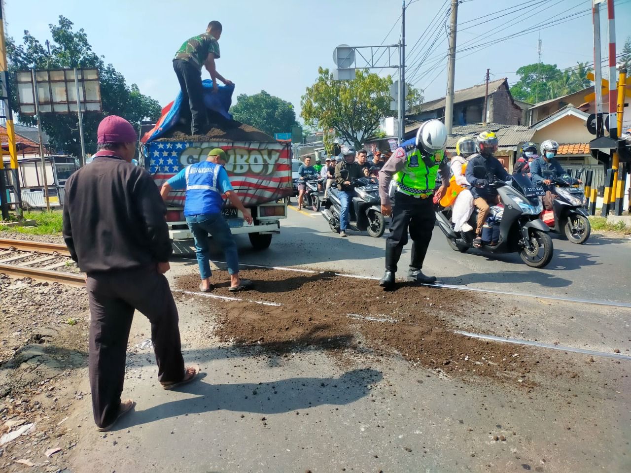Demi Keamanan dan Kenyamanan, Polisi Perbaiki Jalan