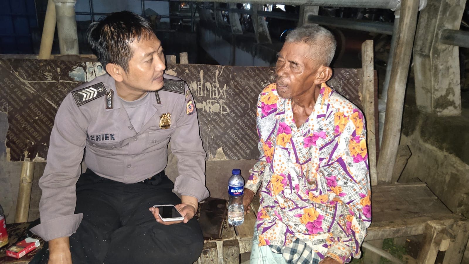 Humanis, Polisi Bantu Kakek yang Tersesat