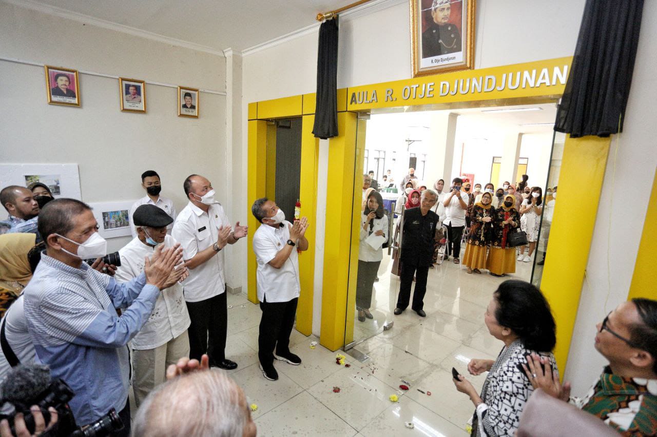 Kenang Jasa Wali Kota, Aula GGM Dinamakan Aula Otje Djundjunan