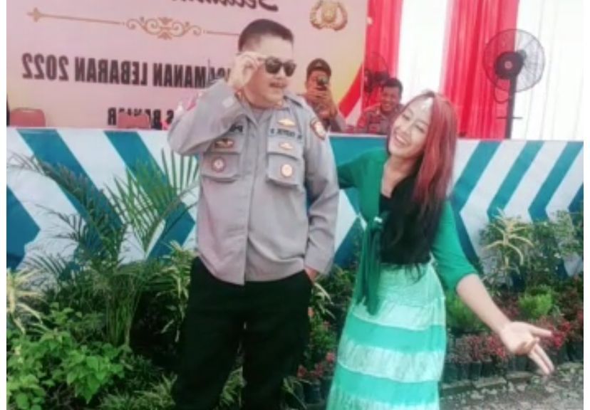 Pemudik Hibur Petugas Polisi Jalur Cijolang