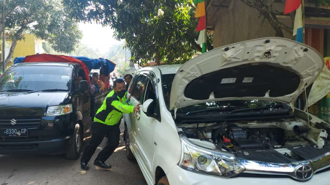 Petugas Polisi Bantu Pemudik Kendaraan Mogok