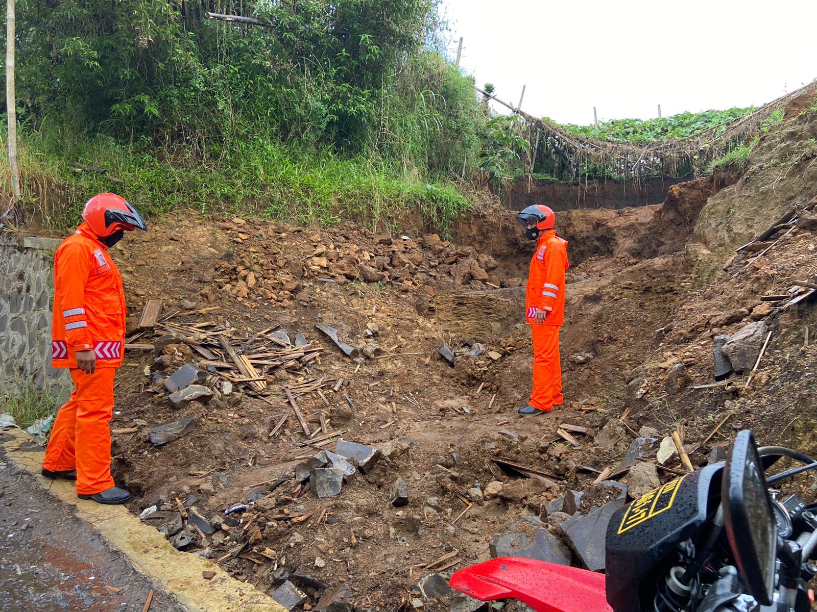 Polisi Cek Tebing Longsor Wilayah Lembang