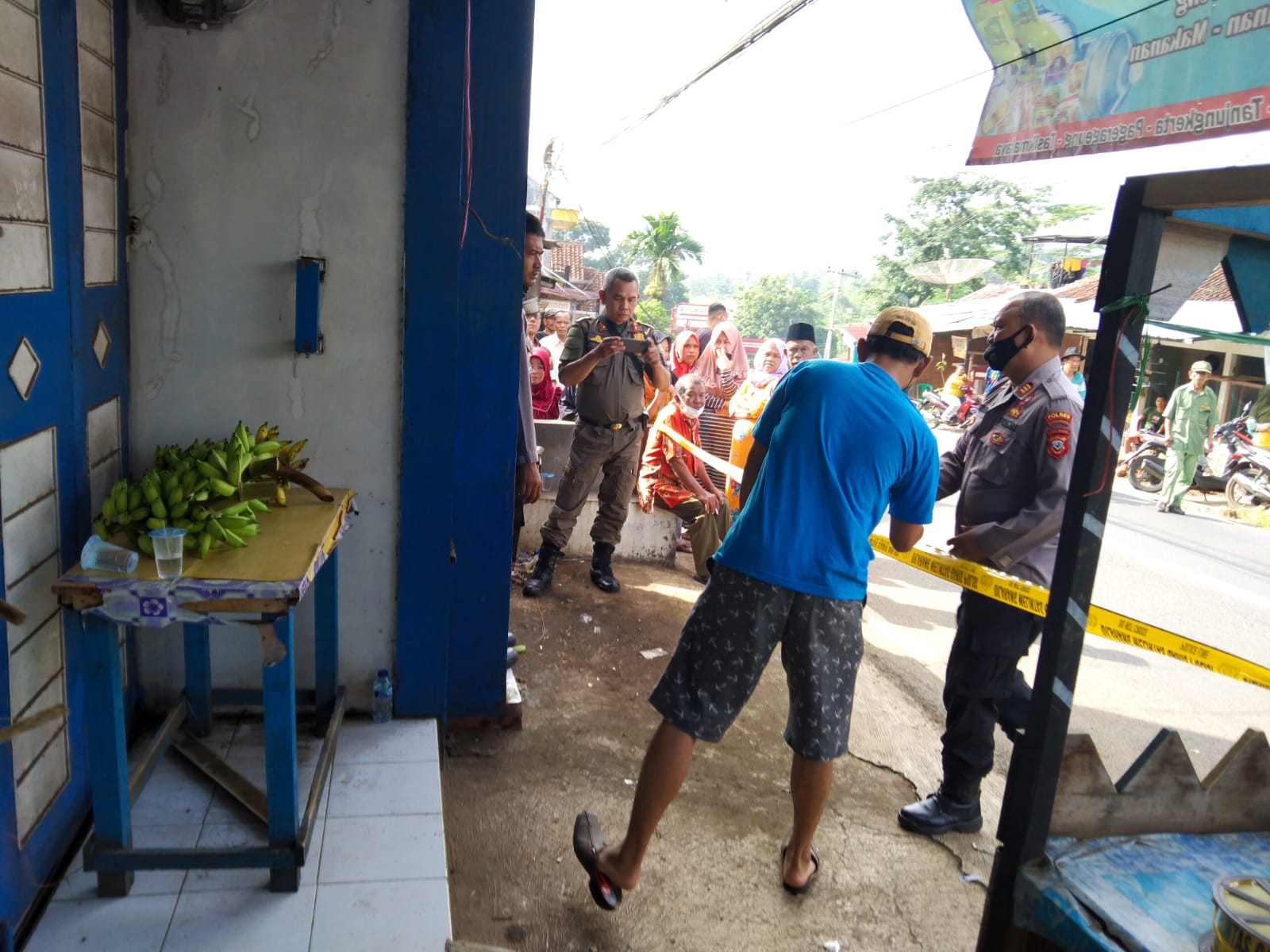 Polisi Olah Tempat Penemuan Mayat di Kampung Gedong