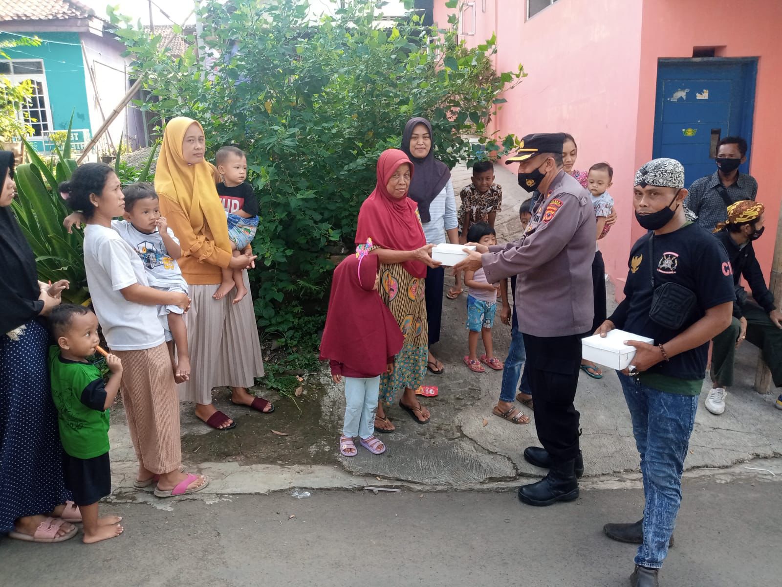 Polisi Peduli, Polsek Kedawung Bagikan Nasi Kotak Kepada Warga