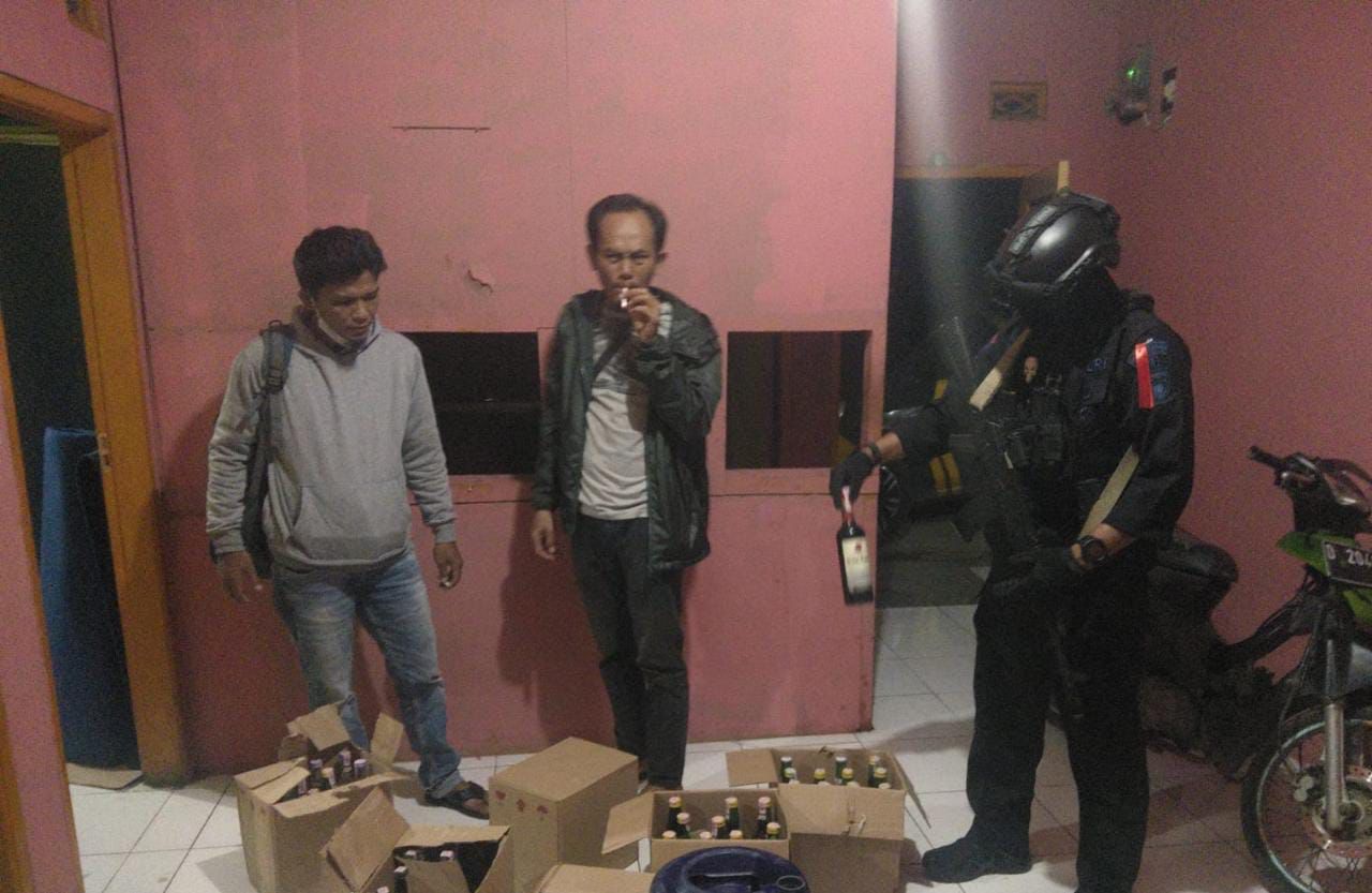 Polisi Razia Warung Penjual Miras Ratusan  Botol Tuak Diamankan