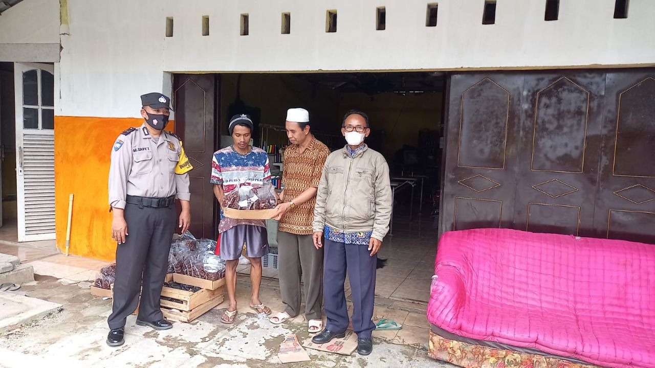 Polisi Salurkan Bantuan 30 Paket Sembako