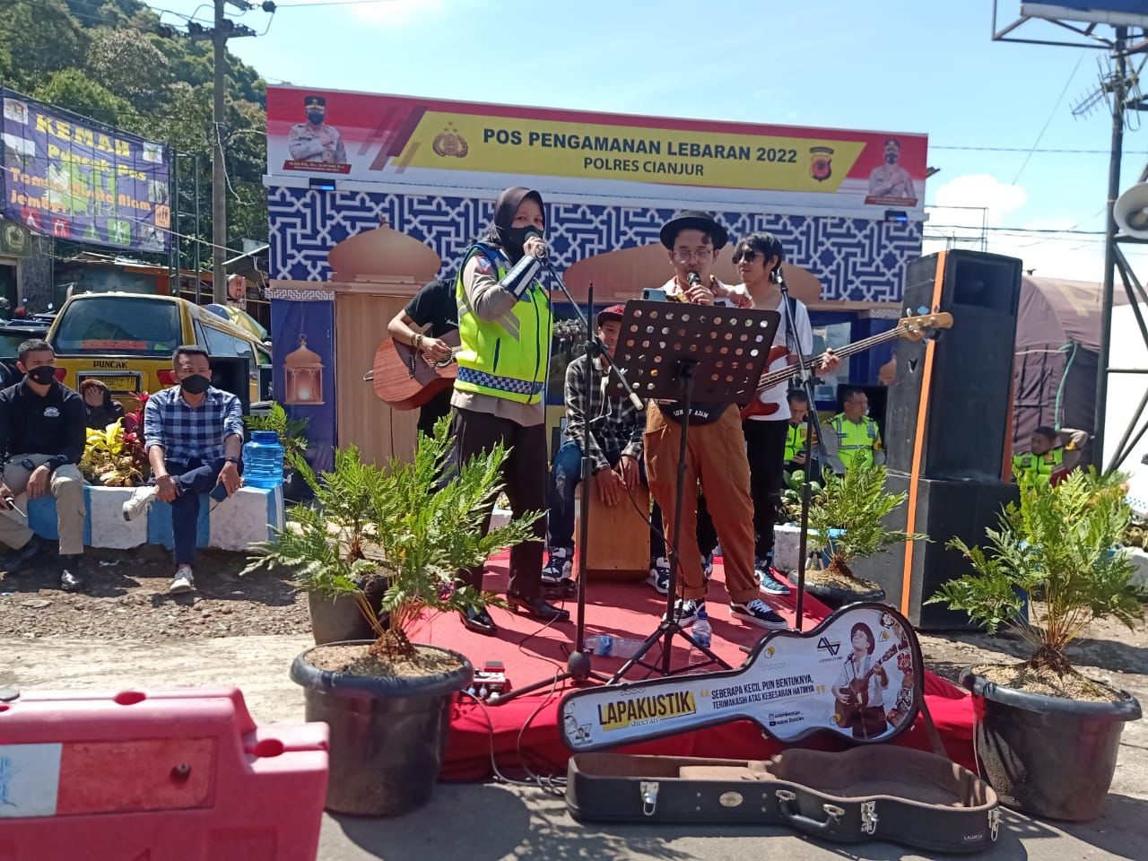 Polwan Hibur Pemudik di Jalur Puncak