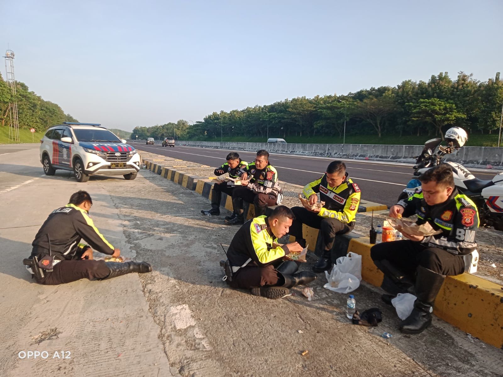 Seperti ini Suasana Petugas Polisi Saat Istirahat