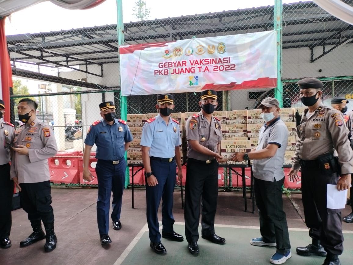 Siswa Sespimmen  Lemdiklat Polri Bagikan Sembako