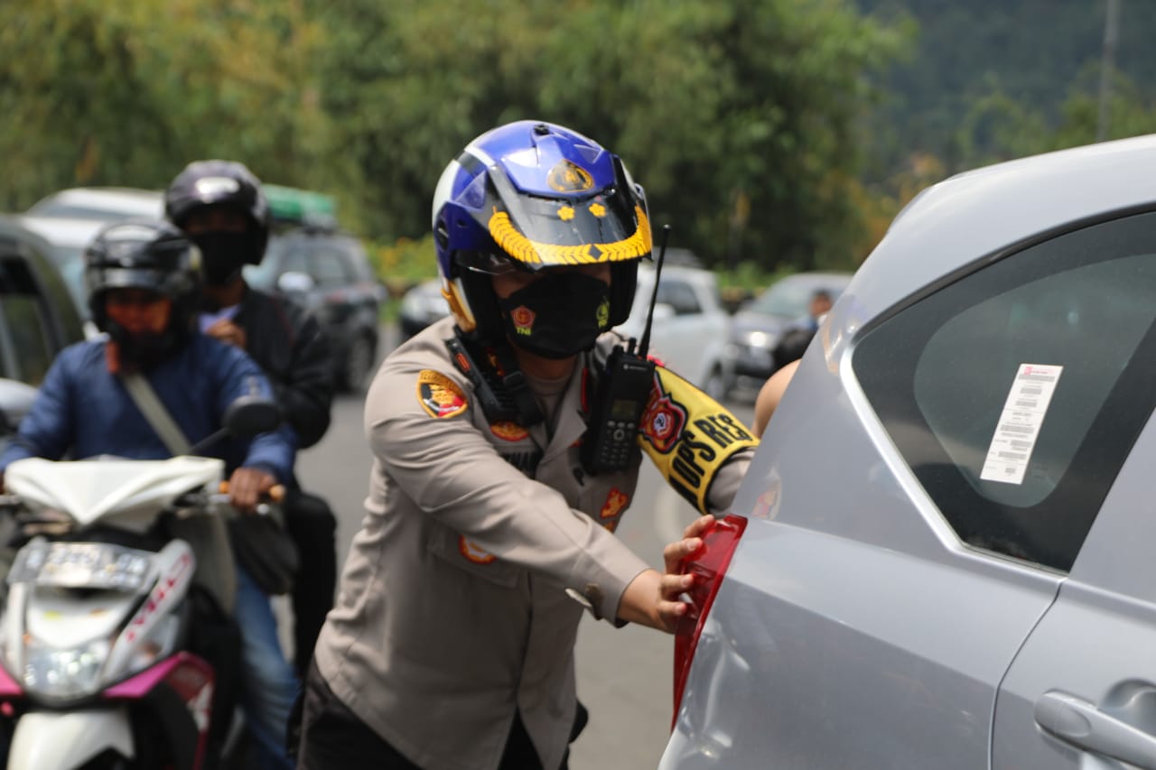 Urai Kemacetan Polisi Bantu Dorong Mobil Mogok