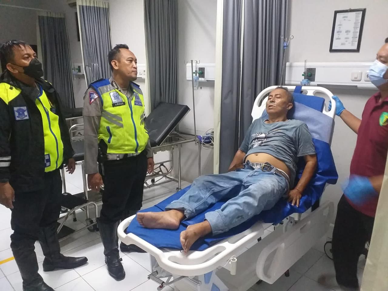 Petugas Polisi Bantu Supir Sesak Napas