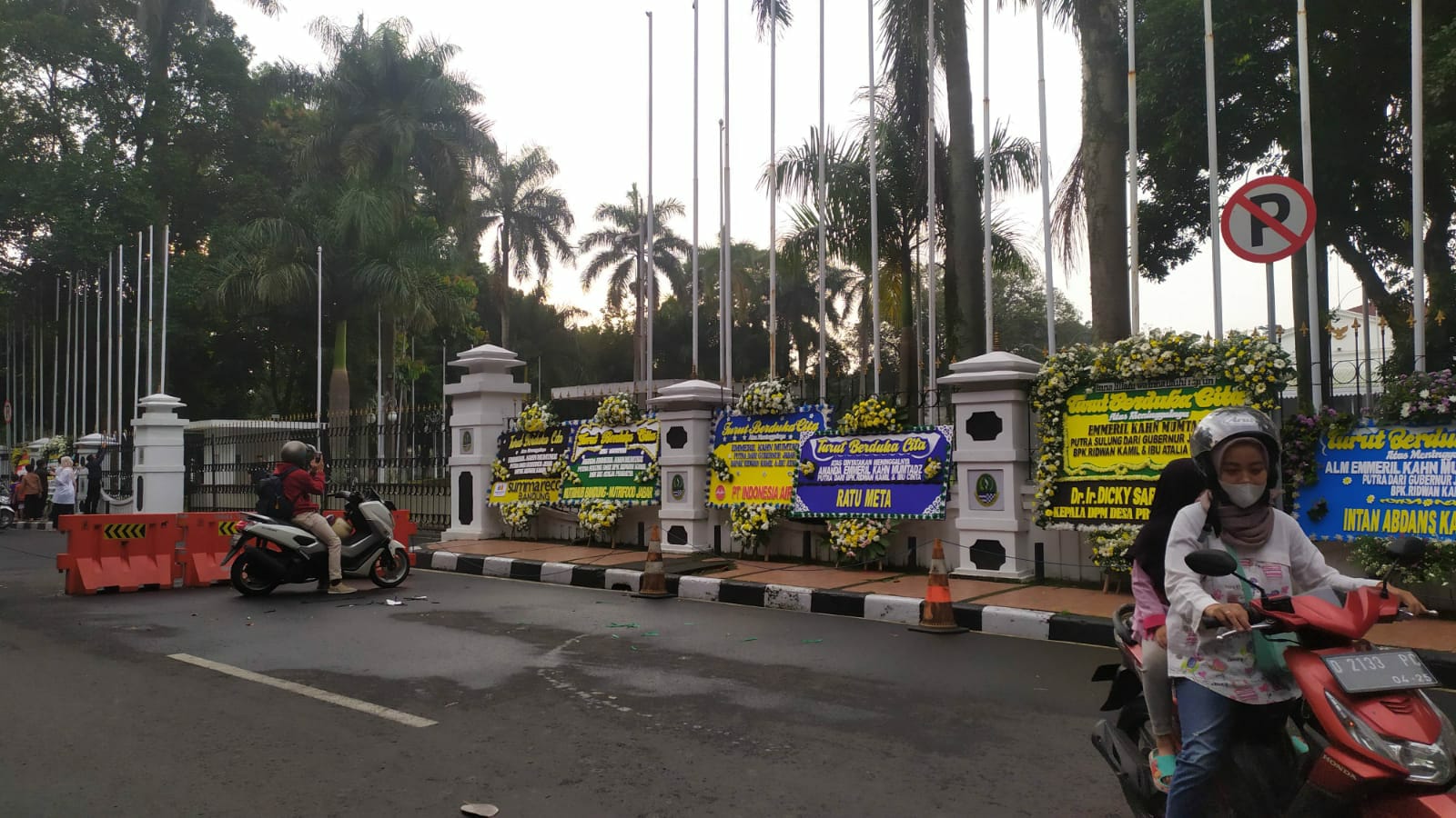 Duka Cita Mendalam, Ribuan Karangan Bunga Selimuti Gedung Pakuan