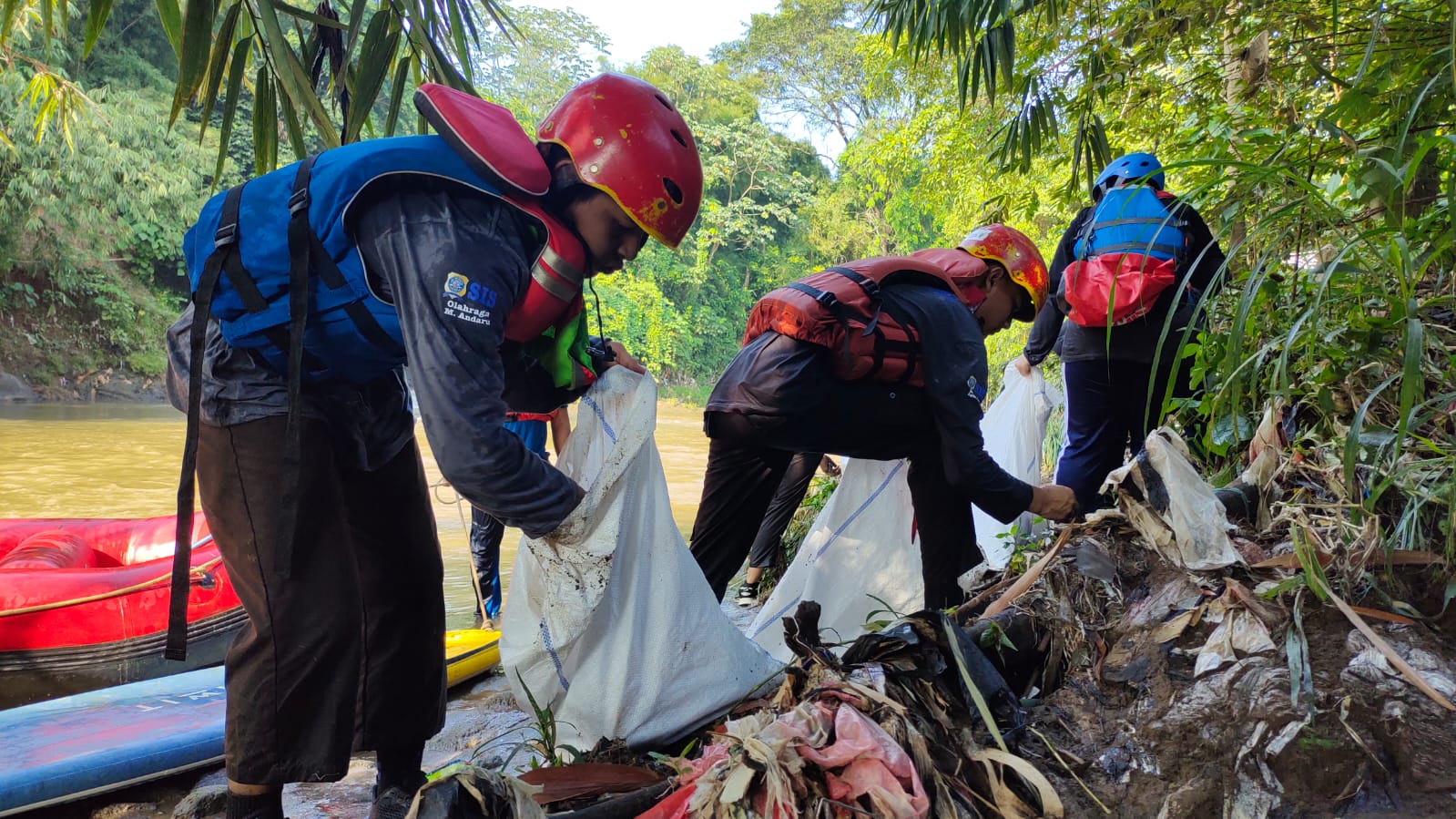 Sako SPN Kota Depok Angkut 780 Kg Sampah dari Sungai Ciliwung
