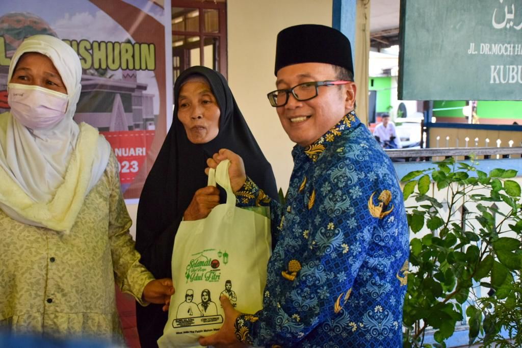 Wakil Bupati Kubu Raya, Sujiwo, SE. M.Sos menghadiri acara peletakan batu pertama renovasi total Masjid Al Manshurin yang diinisiasi LDII.