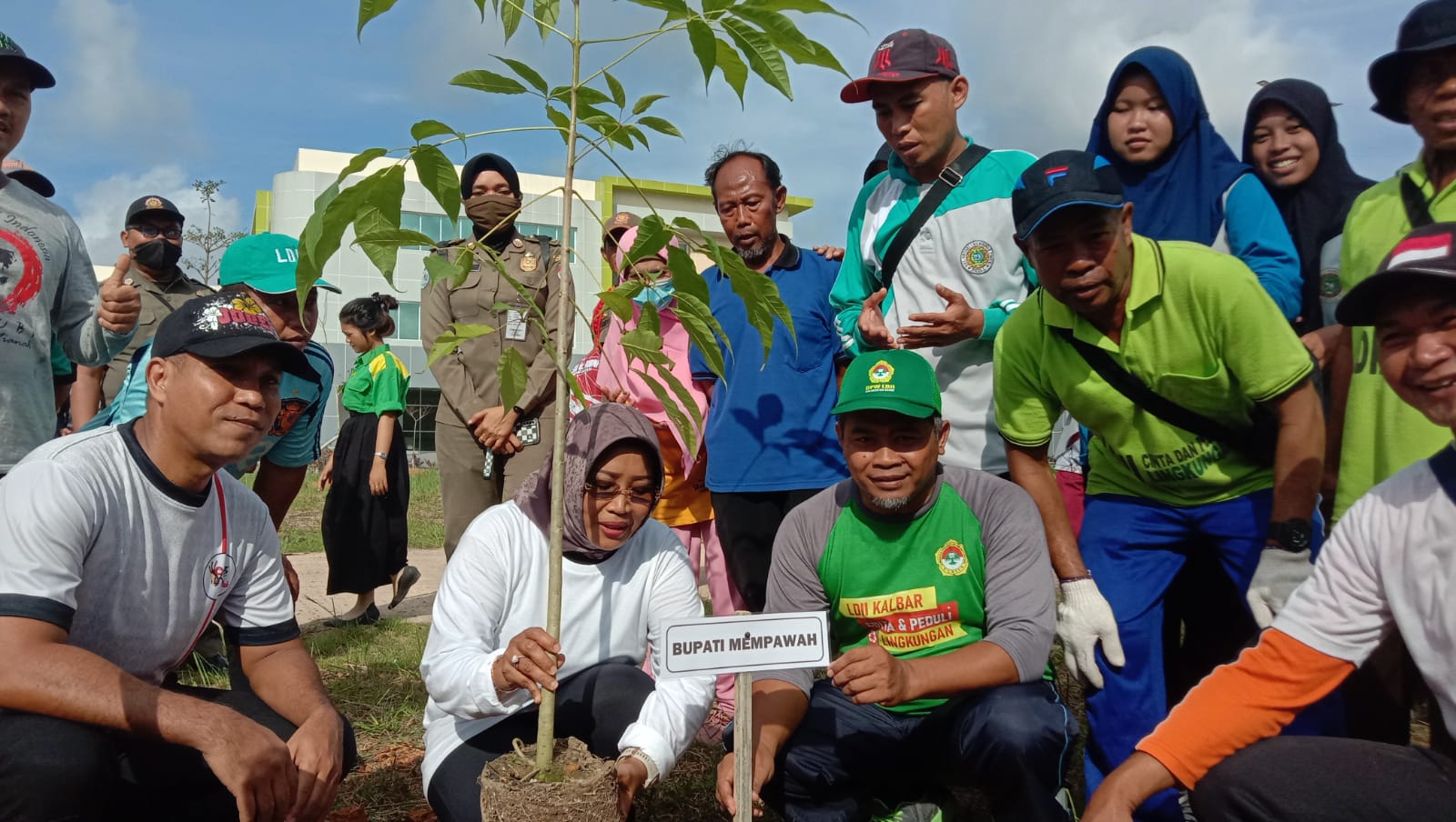 Peduli Lingkungan, LDII Kalbar Tanam Ratusan Bunga