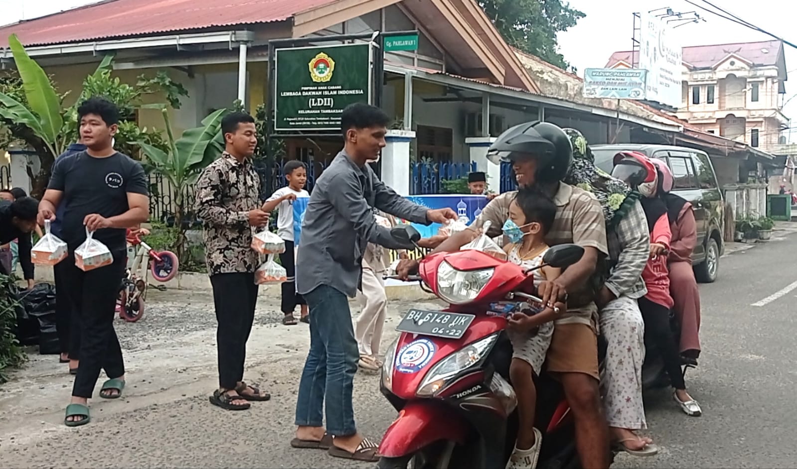 Tebar Kebaikan, Pemuda LDII Jambi Bagikan Takjil