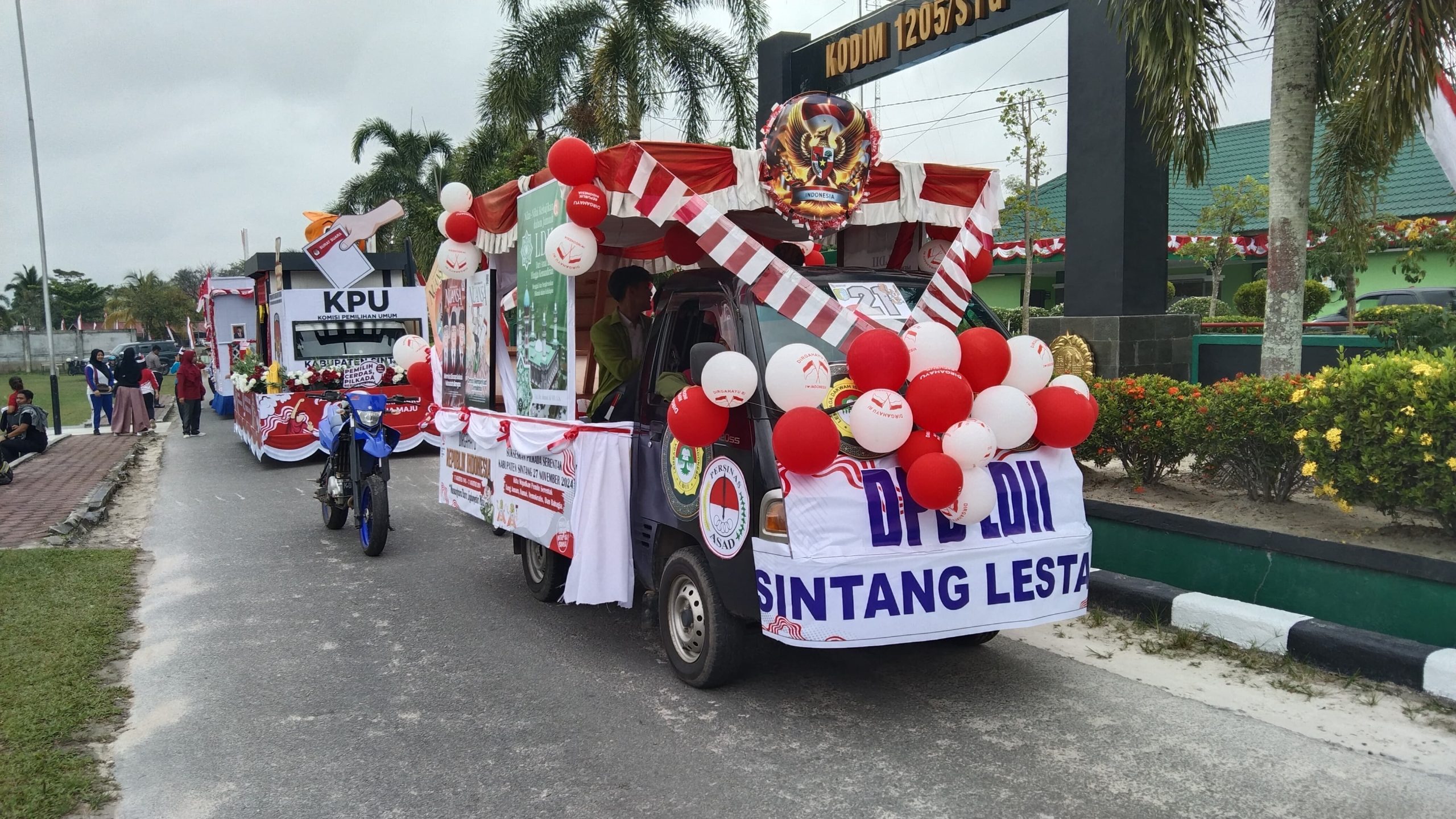 Kolaborasi Meriah! Instansi dan Ormas Sintang Ramaikan Karnaval HUT RI ke-79