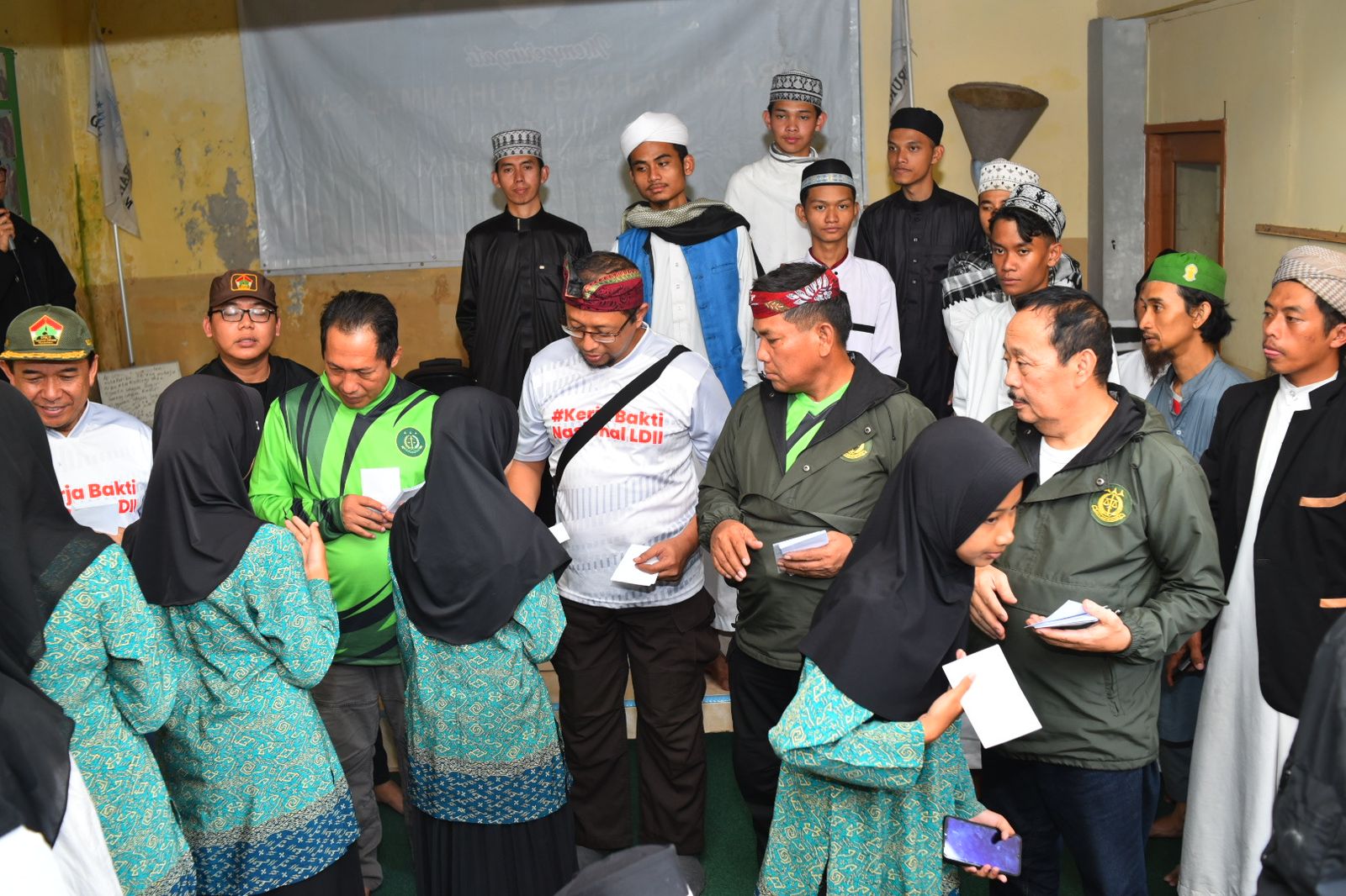 Kejagung dan LDII Berikan Bantuan untuk Ratusan Anak Yatim dan Santri Tunarungu