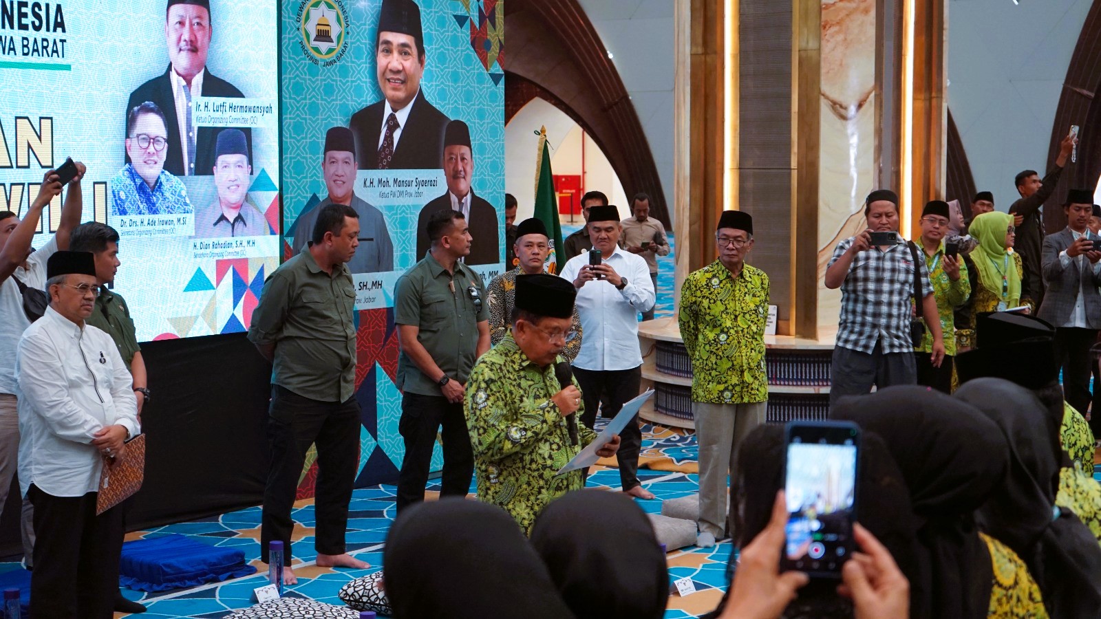 Pelantikan PW DMI Jawa Barat, Jusuf Kalla: Masjid Harus Jadi Pusat Persatuan Umat