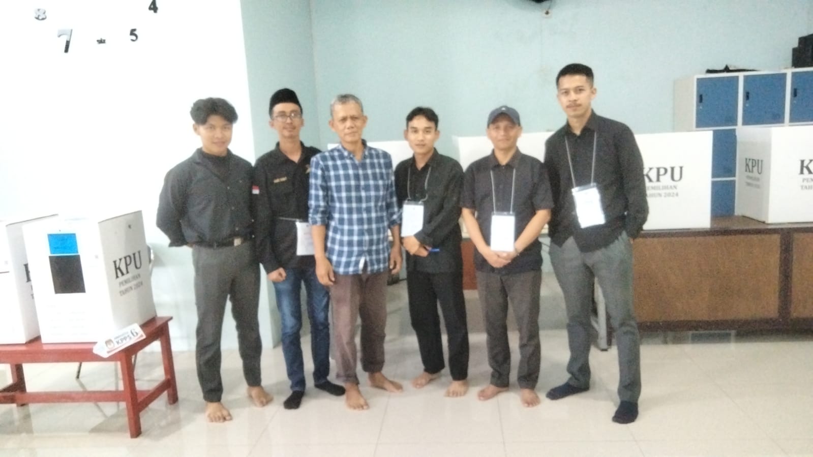 434 Warga Kampung Sukarajin Gunakan Hak Pilih di TPS 06 Aula GSG Manbaul Huda