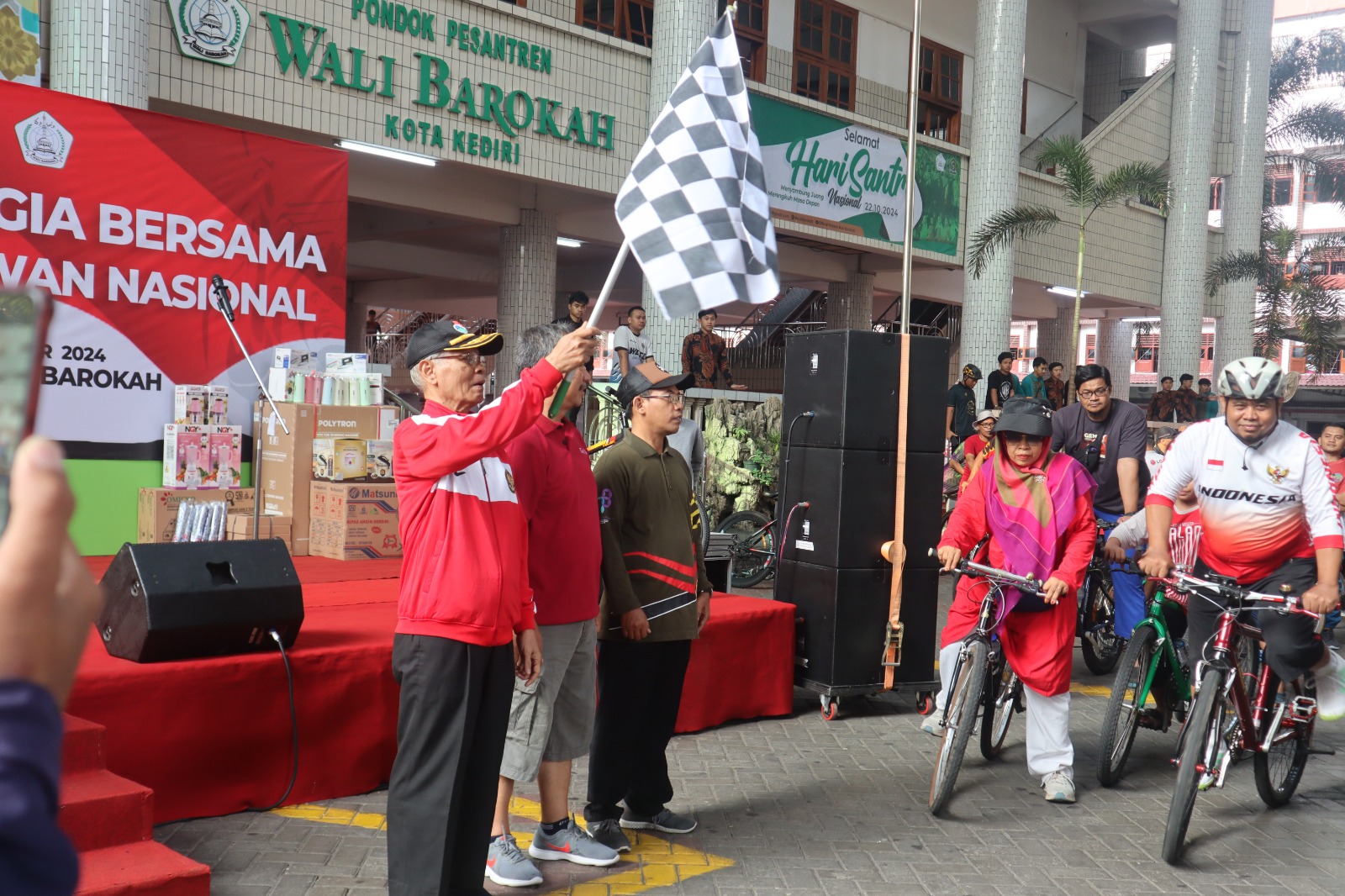 Peringati Hari Pahlawan, Ponpes Wali Barokah Gelar Gowes Bahagia Bersama Warga Kota Kediri